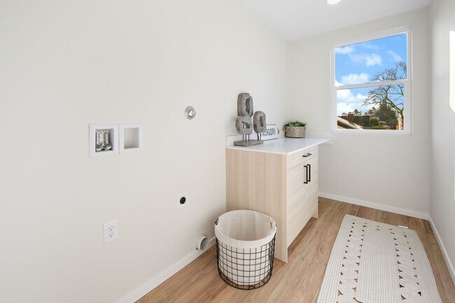 Building Photo - Modern Townhome in Licton Springs – Rooftop Deck & Stylish Living!
