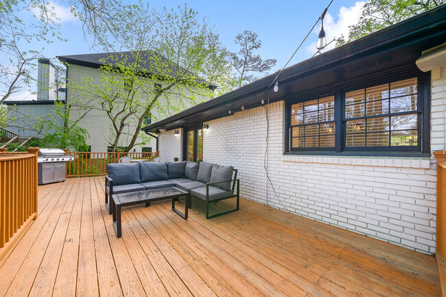 Building Photo - 550 High Point Ln