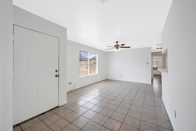 Building Photo - 308 Willowick St