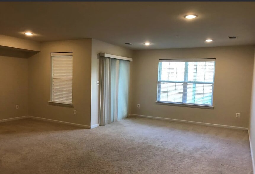 Building Photo - 670 Highland Farms Cir