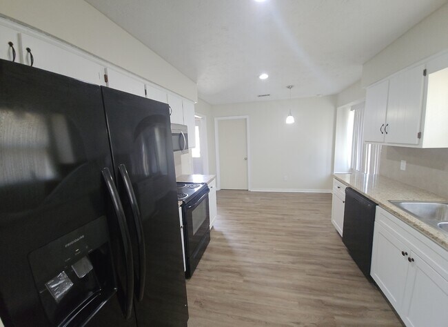 Building Photo - 5727 Lexington Dr