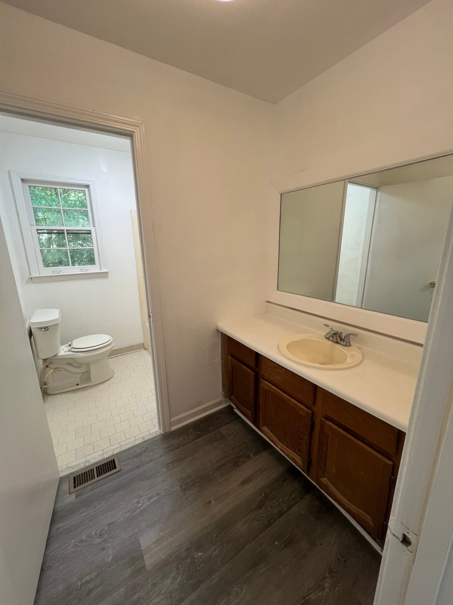 Building Photo - 424 Tarragon Wy SW