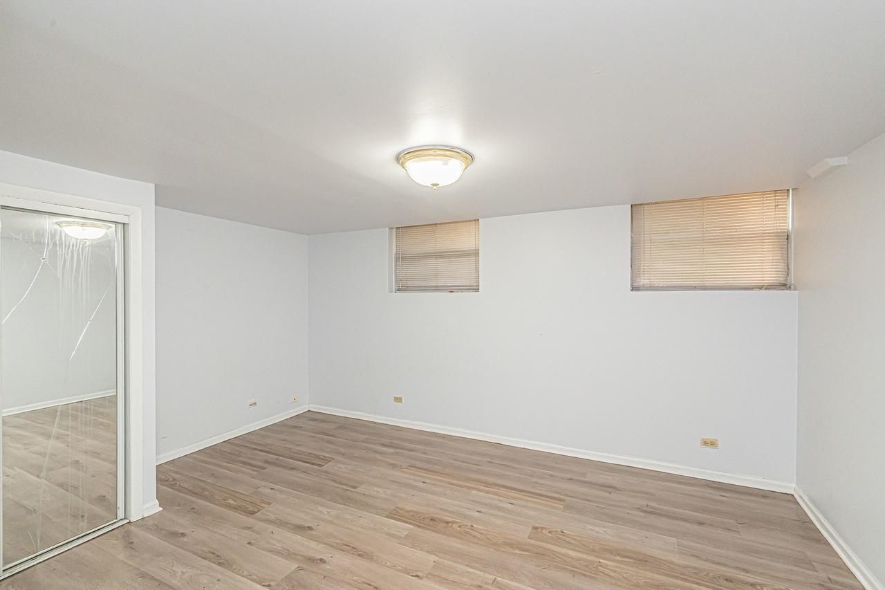 Building Photo - 7530 N Oakley Ave