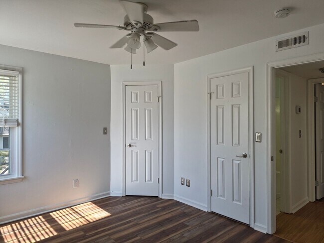 Building Photo - Greenbrier