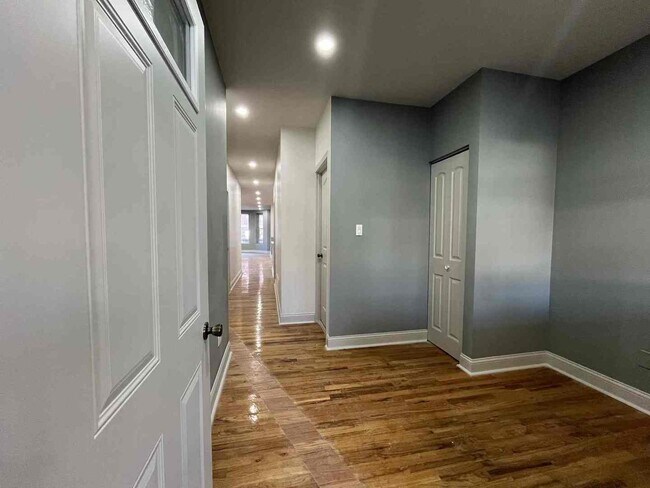 Building Photo - 1446 W Irving Park Rd