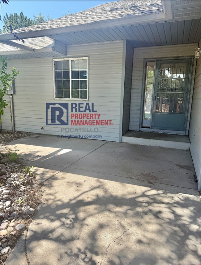 Building Photo - Beautiful 4 bed 2 1/2 bath - 3 car garage