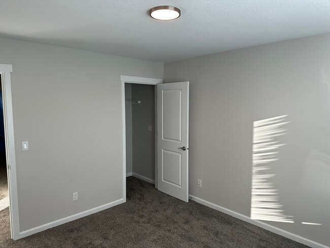 Building Photo - Brand New 3 Bed / 2.5 Bath Duplex! $250 Am...
