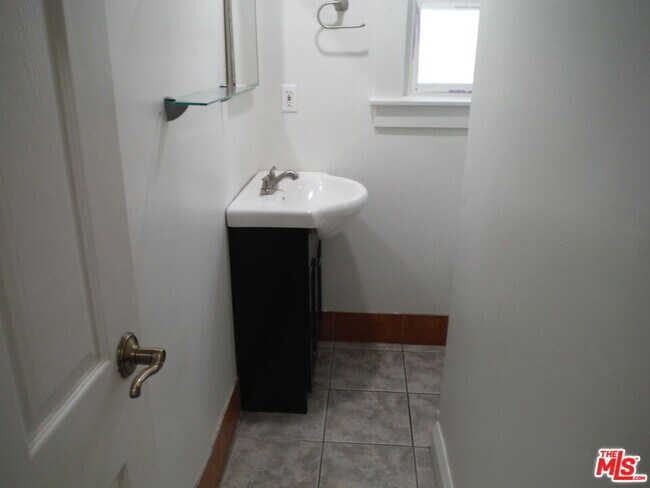 Building Photo - 1805 W 12th Pl