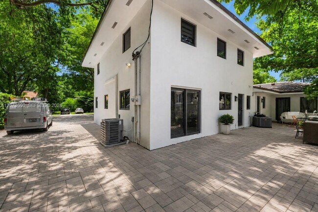 Building Photo - 345 Sarto Ave