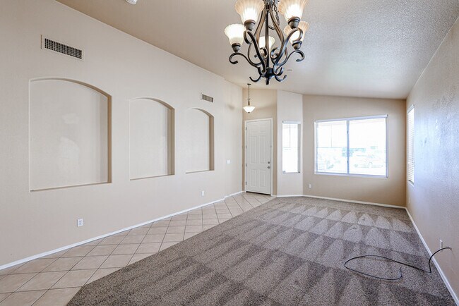 Building Photo - 4bed with pool