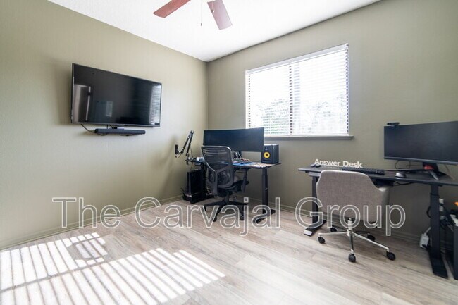 Building Photo - 2210 Seven Oaks Dr