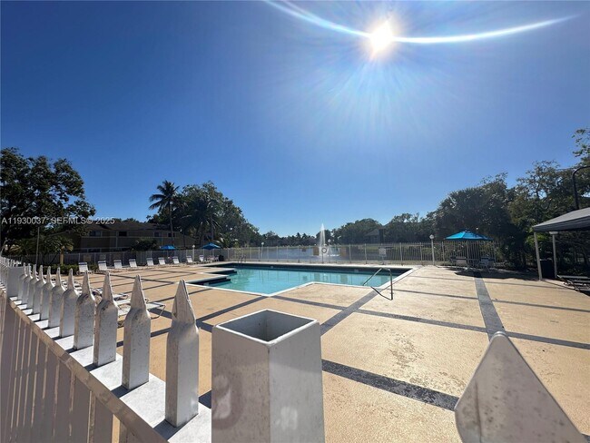 Building Photo - 301 Palm Way