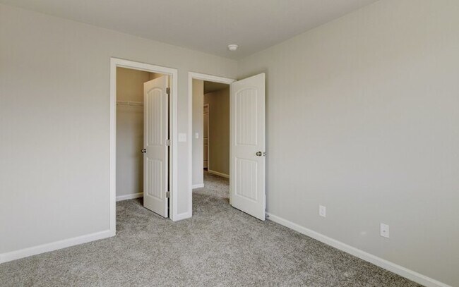 Building Photo - Newer Townhome | Mins to Base | Pool + Gym...