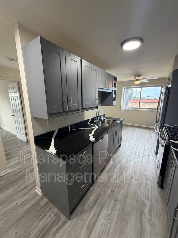 Building Photo - 9937 S Cicero Ave