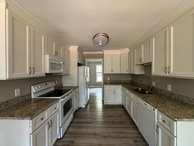 Building Photo - Charming 4 Bed 2 Bath Home in Jack Britt