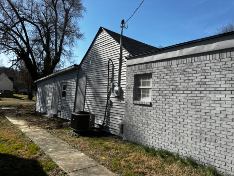 Building Photo - 811 W 8th St