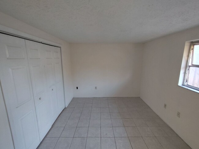 Building Photo - COMING SOON! 1/1 Apartment Close to Downto...