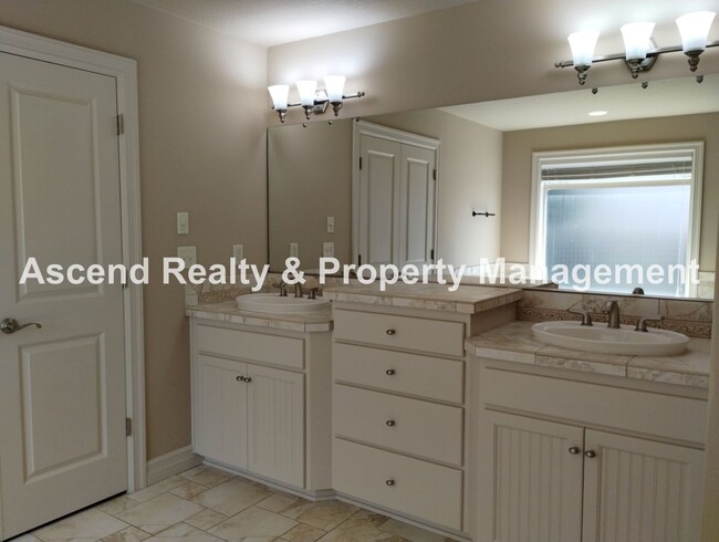 Building Photo - Elegant & Spacious 4 Bed & Bonus Home Buil...