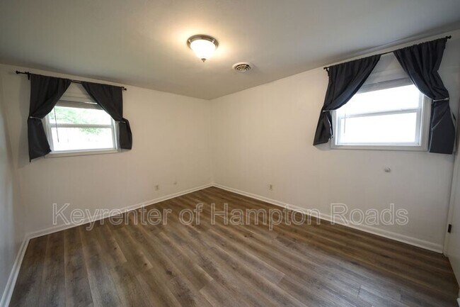 Building Photo - 823 Brentwood Dr