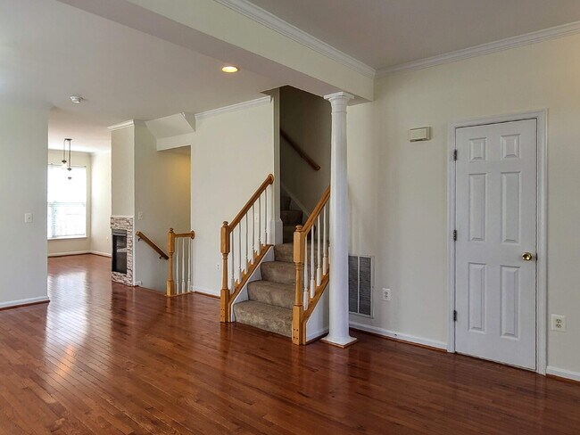 Building Photo - 210 Hillside Ct