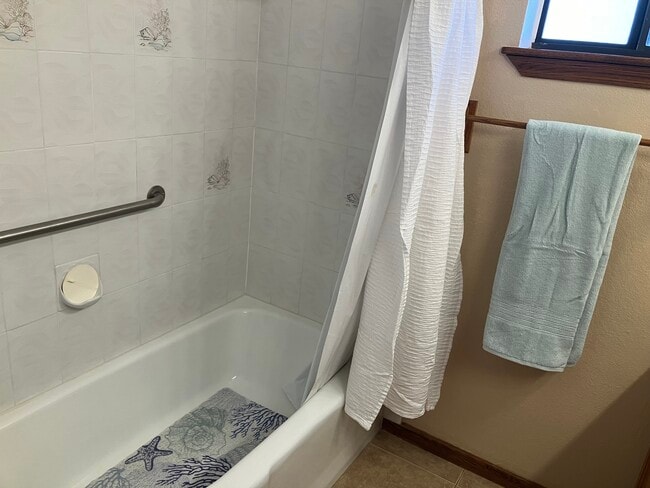 main bathroom - 308 Hawthorne Dr