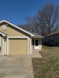 Building Photo - Cozy 2-Bed, 1-Bath Duplex with Garage & In...