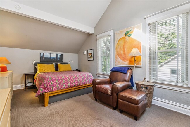 Building Photo - Furnished or unfurnished updated single family home in The Highlands.