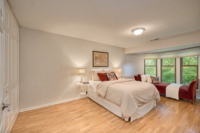 Building Photo - "Charming 3-Bed Townhouse with Scenic View...