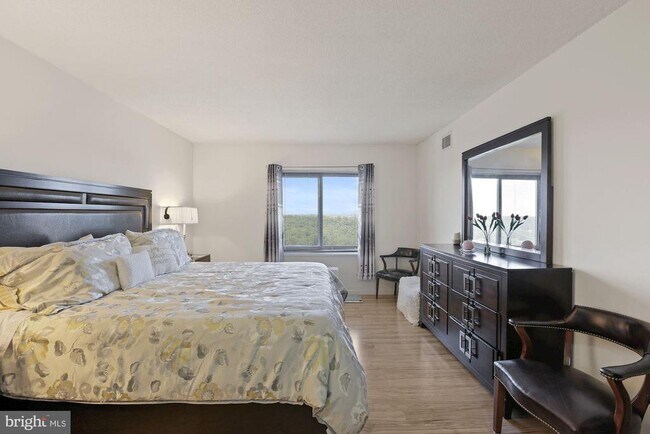 Building Photo - 307 Yoakum Pkwy