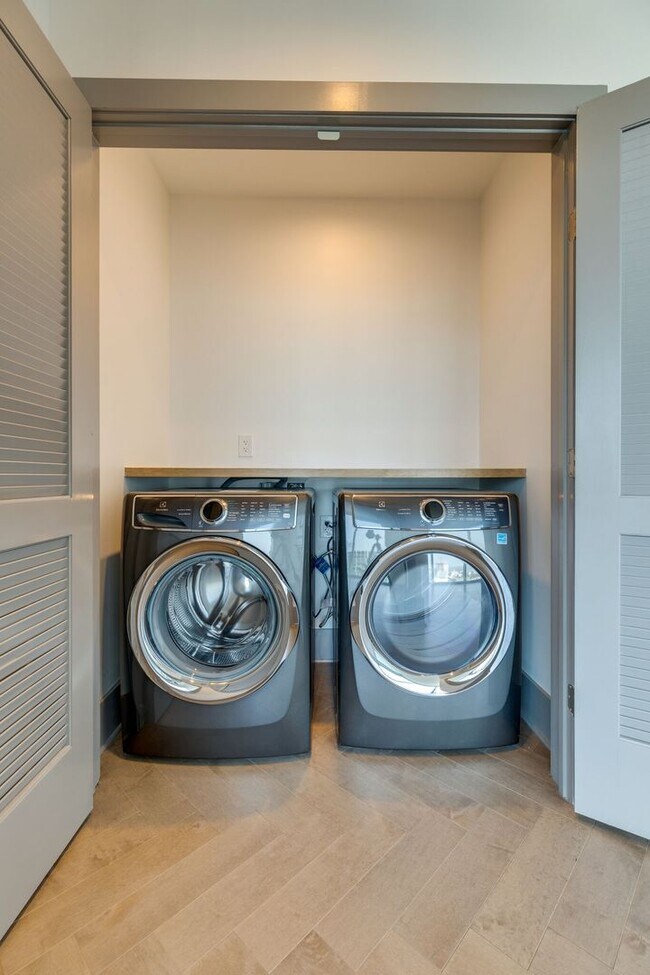 Building Photo - 2 Bedroom Luxury Condo w/ Exquisite Design and World-class Service