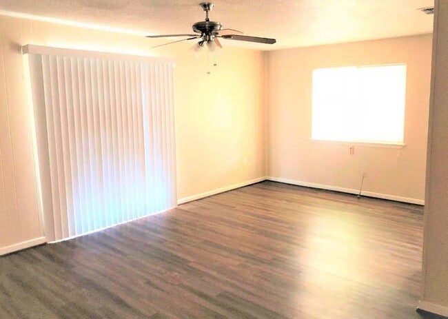 Building Photo - 3 Bedroom 1.5 Bath