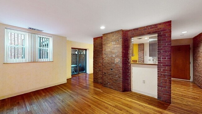 Building Photo - 84 Gainsborough St