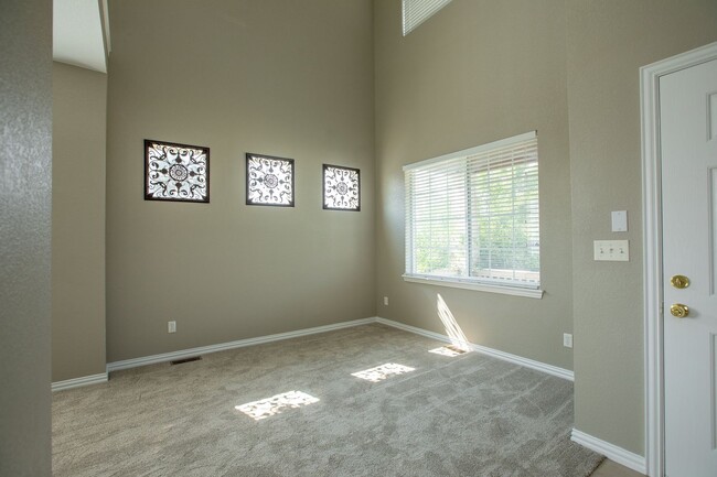 Building Photo - 3232 Chase Dr