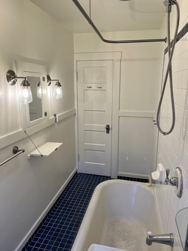 Building Photo - 135 E Ave 42