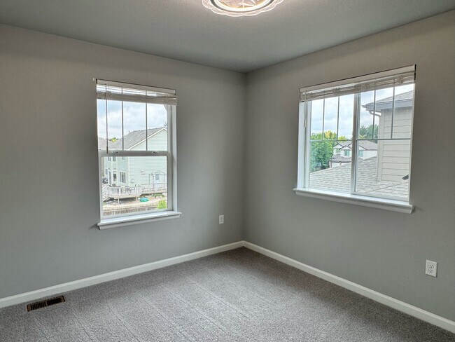 Building Photo - 10848 Hayloft St