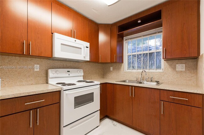 Building Photo - 1060 NE 78th St