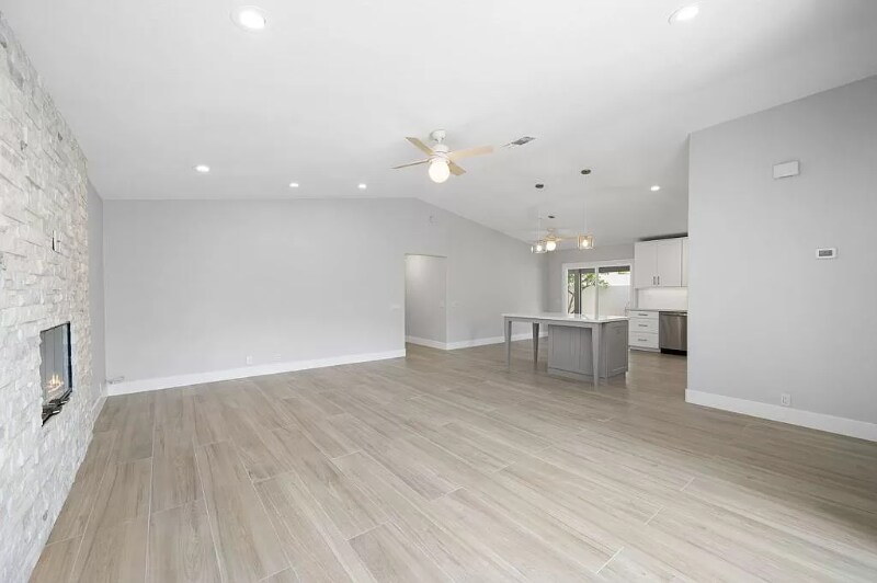 Building Photo - 54140 Avenida Mendoza
