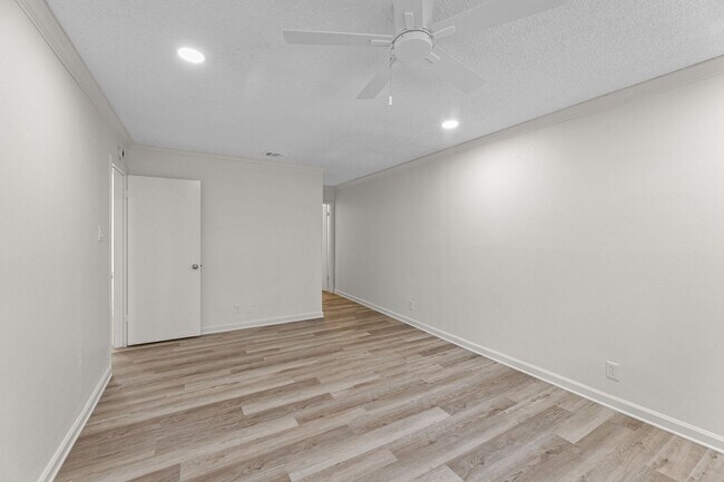 Building Photo - Tastefully Updated 3 bedroom 2 bath Duplex Northeast San Antonio