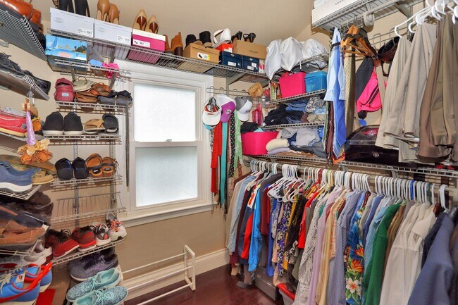 Building Photo - Beautiful Waterview Home on Chesapeake Ave...