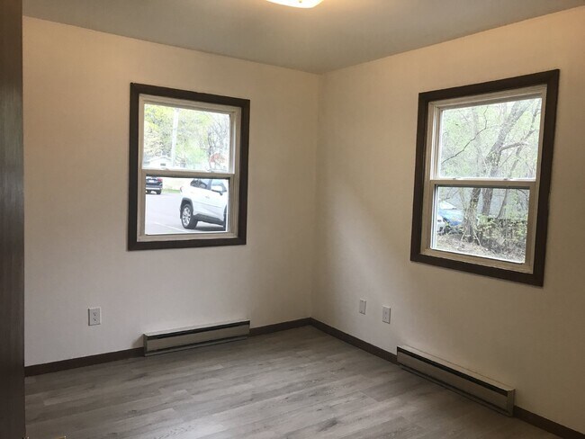 Building Photo - 2 Bedrooms, 1 Bathroom Northside Apartment - Close to River Prairie Center