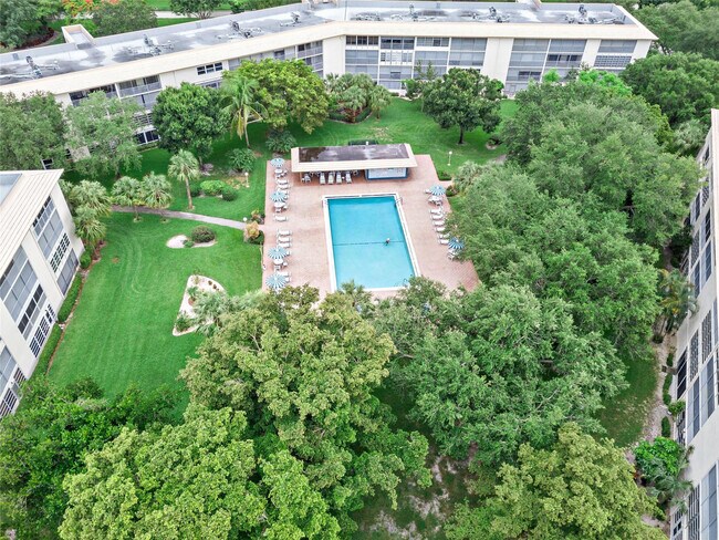 Building Photo - 1901 Bermuda Cir