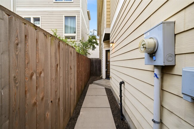 Building Photo - 2323 Sperber Ln