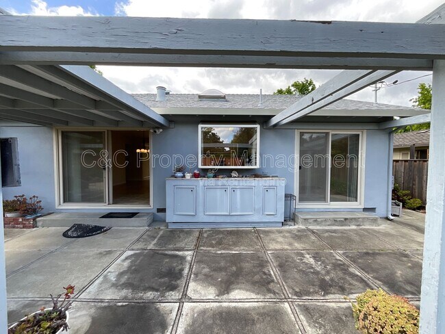 Building Photo - 1426 Ormsby Dr