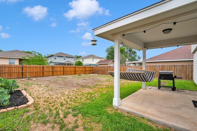 Building Photo - Charming 3 Bed 2.5 Bath Home in Woodlake Meadows Community