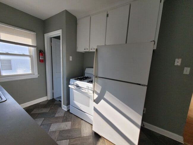 Building Photo - Great NE location 3 bedroom 1 bath, 1 stal...