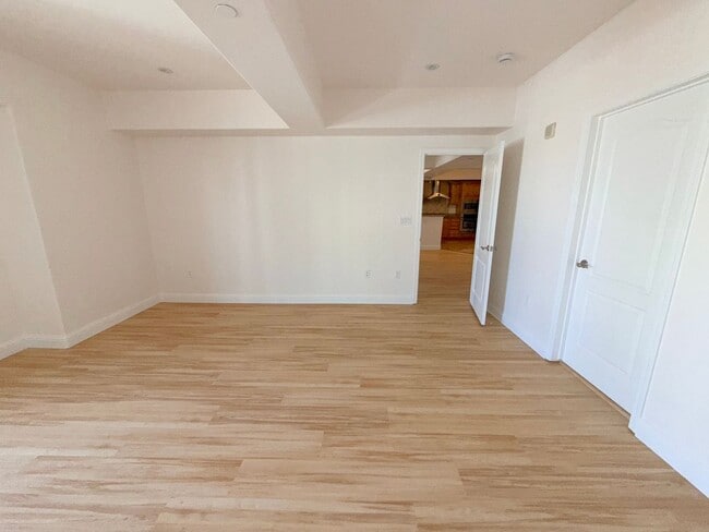 Building Photo - Riverwalk Tower 2 Bedroom Condo - 2 Parking Spaces/Private Laundry