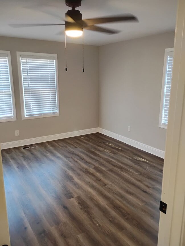 Building Photo - Spacious.Stylish.Short-Term Lease ONLY Perfection