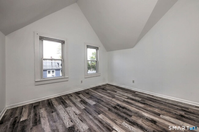 Building Photo - 483 Ferry St