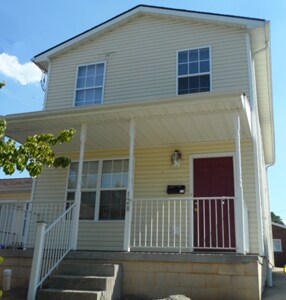 Building Photo - 128 Montmullin St