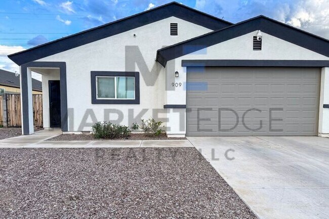 Building Photo - 4Bed/2Bath Home at 7th St/Baseline! JOIN T...